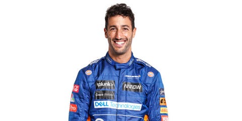 daniel ricciardo posando con la ropa de la temporada 2021