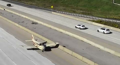 avioneta aterrizada en la autopista