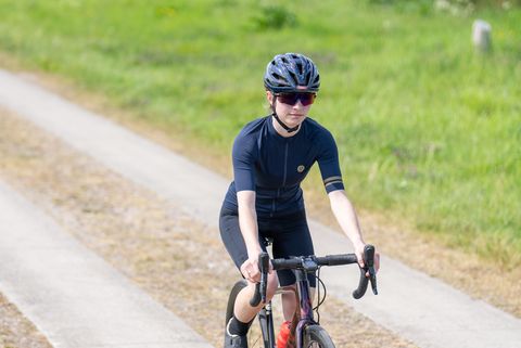 Agu Solid fietsshirt en Switch fietsbroek | Bicycling