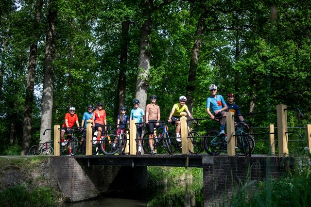 wielrenners met gezonde leefstijl in kleurige kleding op een bruggetjes
