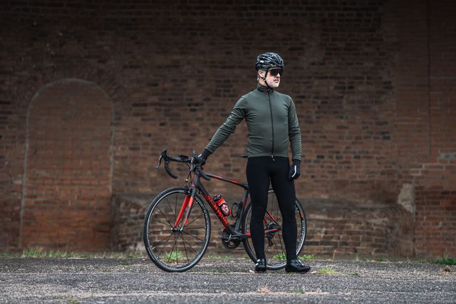 wielrenner met fiets voor review met santini vega trail hooded winter fietsjack en prime bibtight