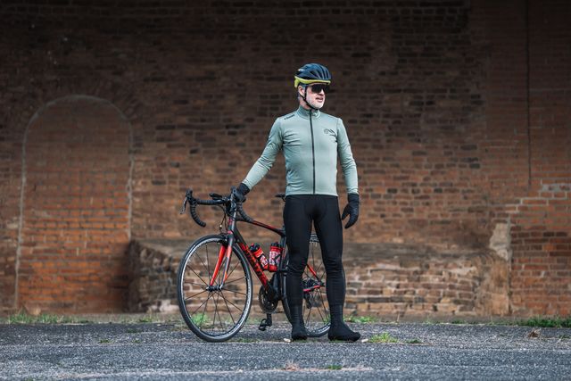fietser voor een bakstenen muur met fiets voor een review van de futurum proformance joris winter broek en 4 seasons jacket pro