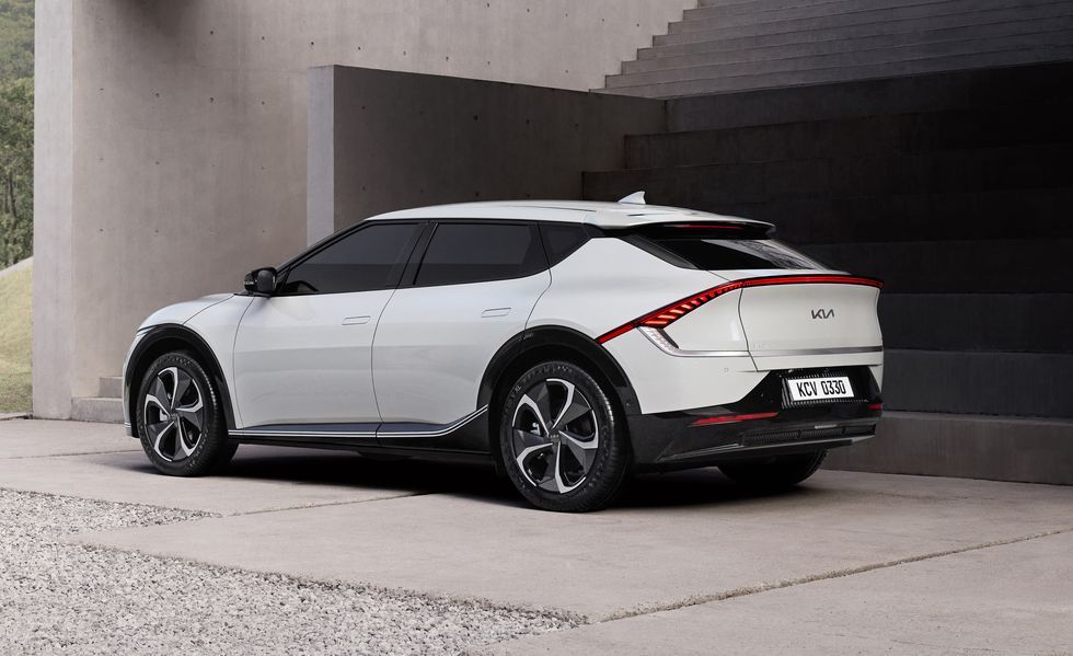 2022-kia-ev6-102-1615580422.jpg