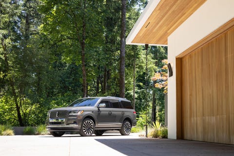 View Photos of the 2022 Lincoln Navigator