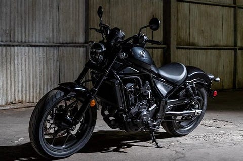 moto honda rebel 1100 noire garée