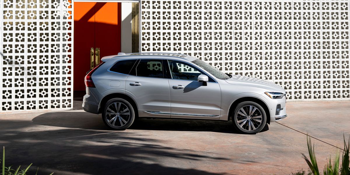 View Photos of the 2022 Volvo XC60 Recharge T8