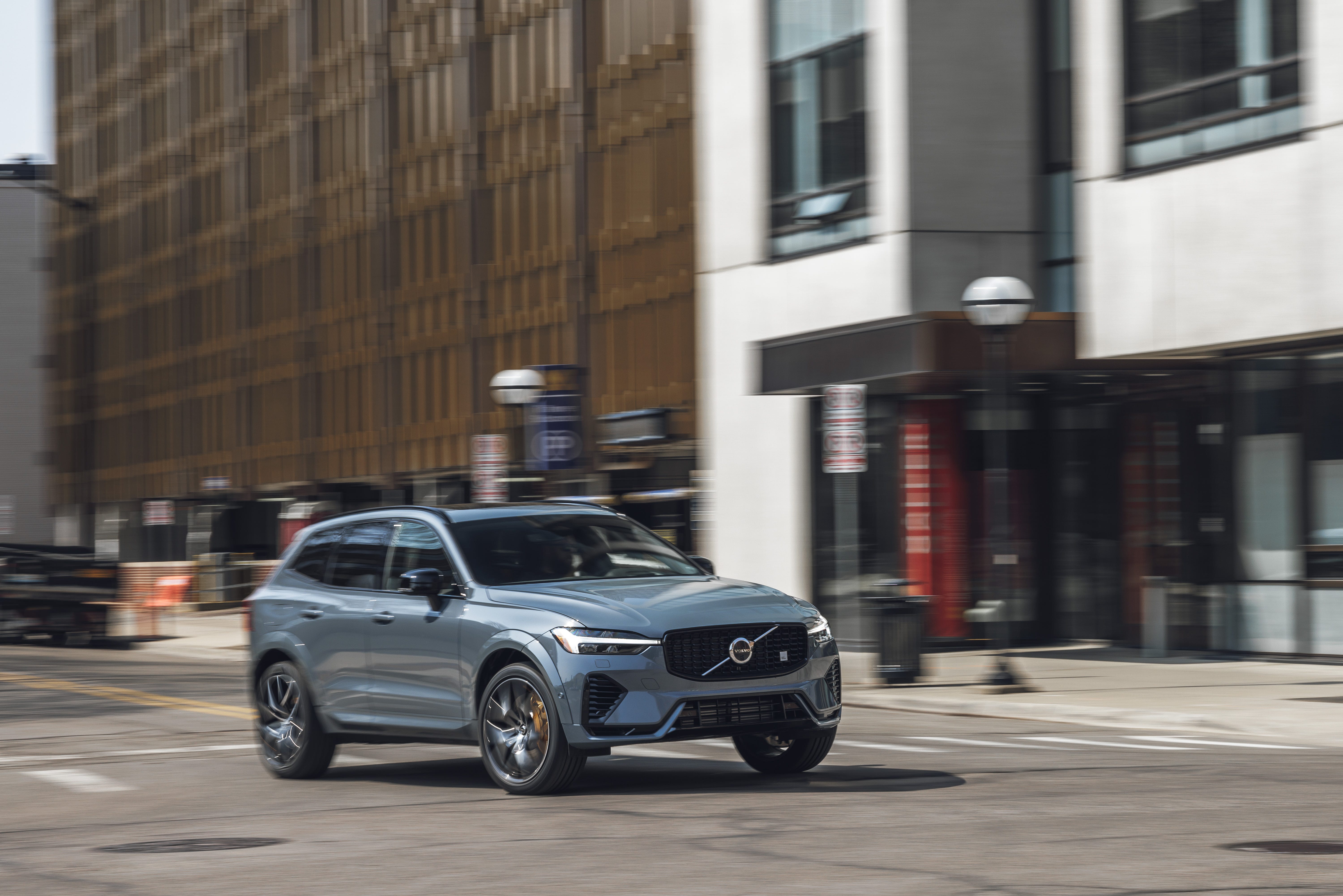 View Photos of the 2022 Volvo XC60 Polestar Engineered