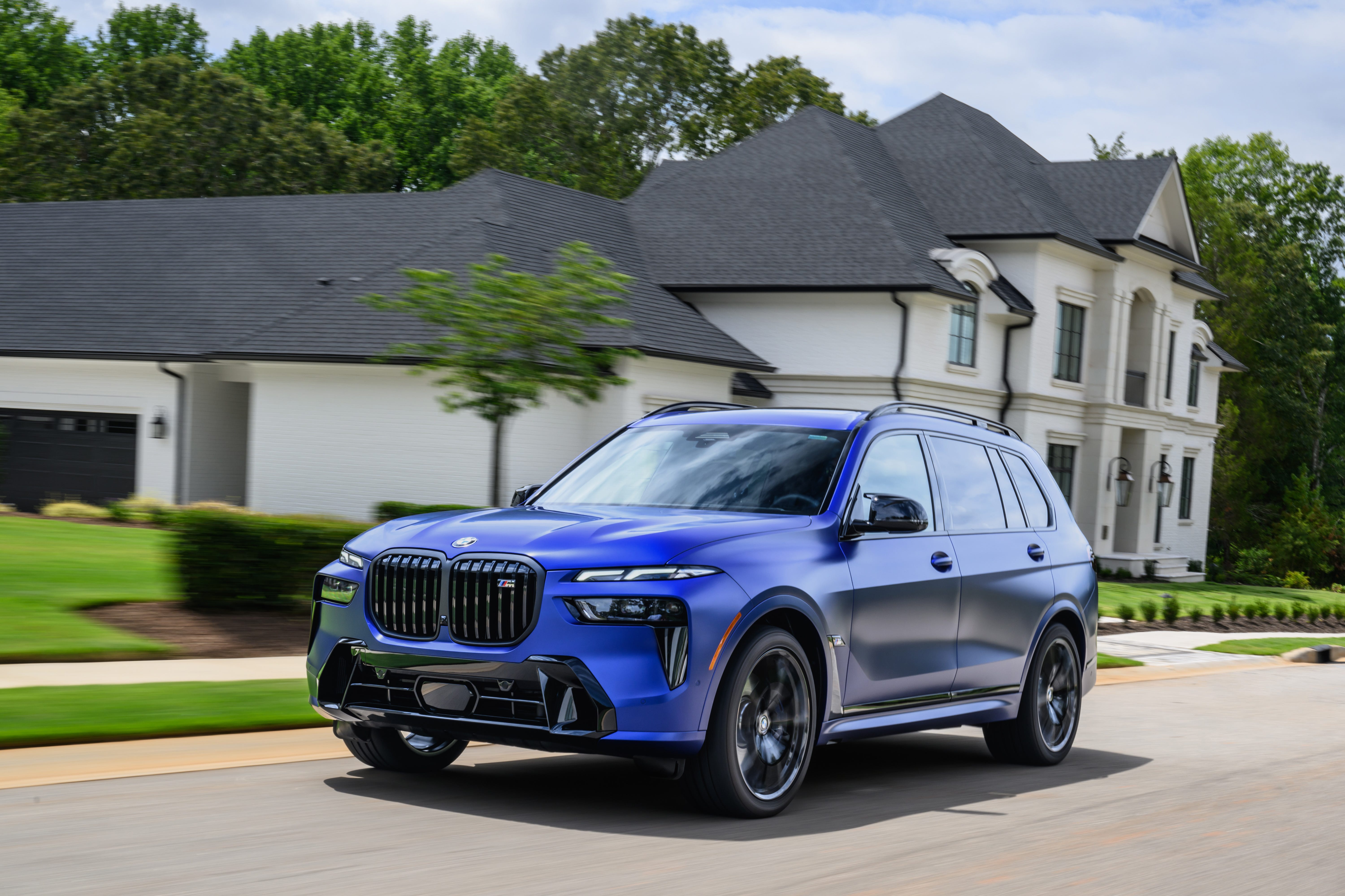 2023 BMW X7's Weird New Face Belies the SUV's Inner Beauty