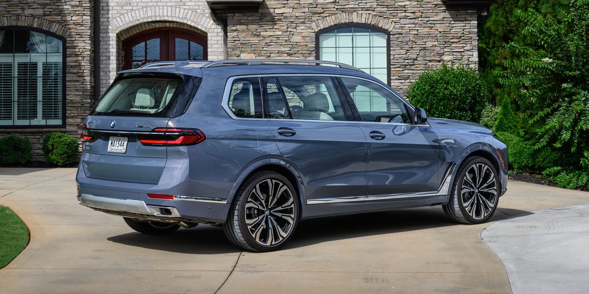 View Photos of the 2023 BMW X7