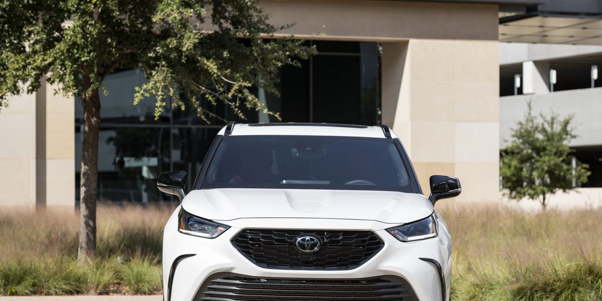 View Photos of the 2023 Toyota Highlander