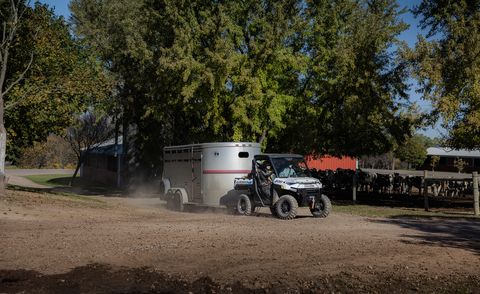 polaris ranger xp kinetic towing a horse trailer