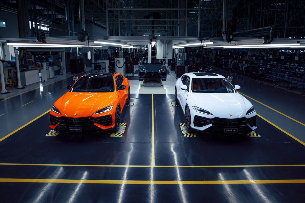 image of "View Photos of the 2025 Lamborghini Urus SE"