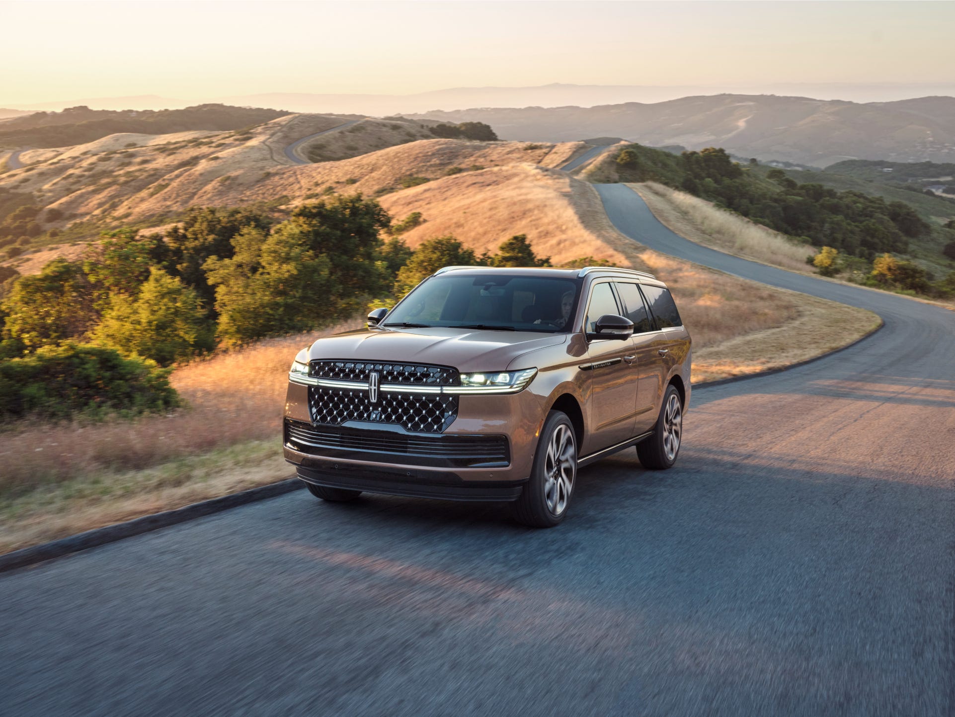 2025 Lincoln Navigator Large SUV Goes Full Screen