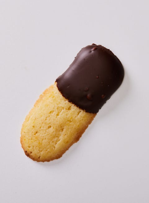 Biscuits langue de chat trempés dans du chocolat