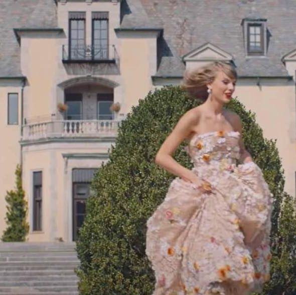 taylor swift and sean opry in front of oheka castle in huntington new york, as seen in her blank space music video