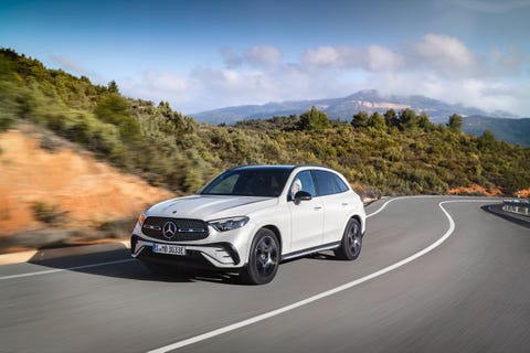 mercedes benz glc suv plug in hybrid exterieur amg line, manufaktur diamantweiß bright interieur amg line, leder zweifarbig powerrotschwarz mercedes benz glc suv plug in hybrid exterior amg line, manufaktur diamond white bright interior amg line, leather two tone power redblack