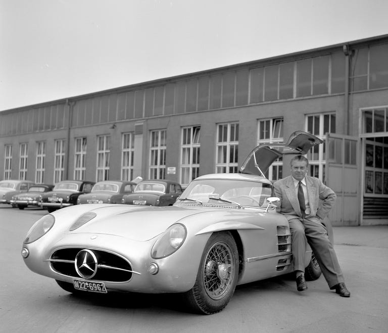 រូបភាព៖​​ Mercedes Benz 300 SLR Uhlenhaut​ Coupe និង​លោក Rudoft Uhlenhaut បិតាស្ថាបនិករថយន្ដប្រណិតនេះ