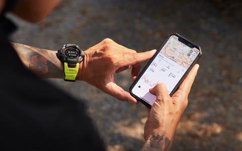 g shock izle uygulamasını kullanan jimmy lee