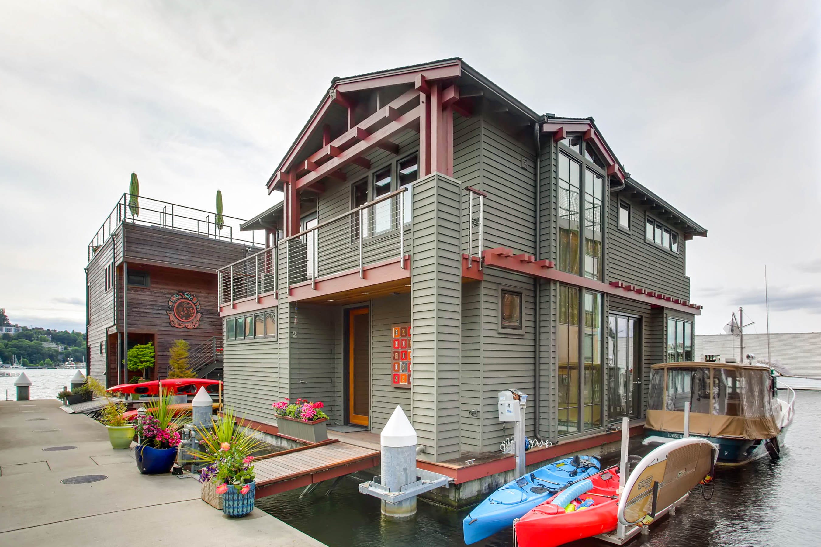 Floating House Seattle - Seattle Floating Home Features Pool and Wine ...