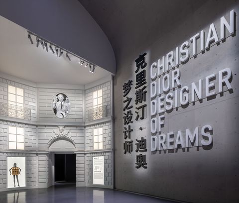 上海で行われている展覧会「クリスチャン・ディオール、夢のクチュリエ」の展示
