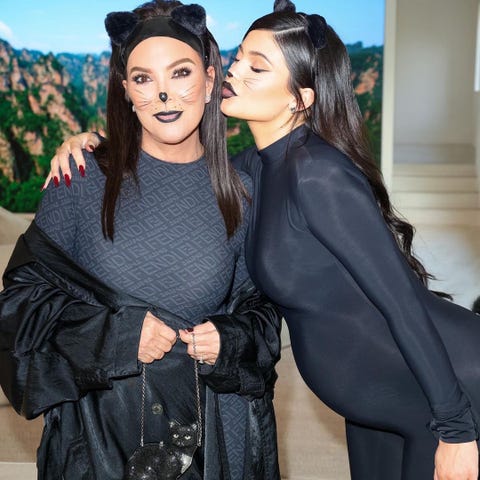 kylie jenner cu kris jenner în costumele lor de pisică