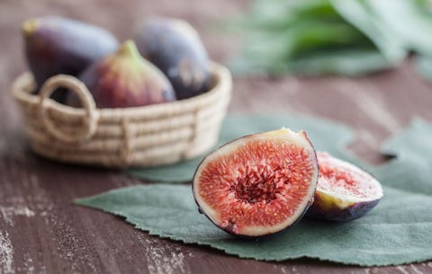 image sliced figs on table