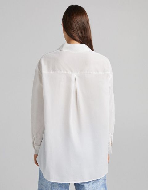 camisa blanca ideal de Bershka cuesta 17 €