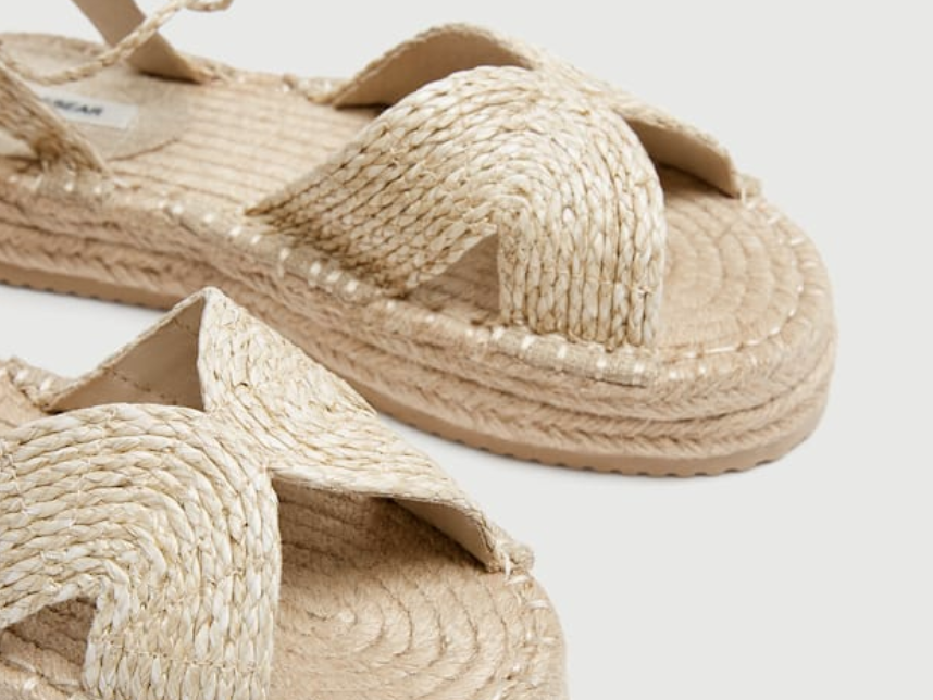 borracho inversión Antología Estas son las sandalias de rafia son las que compran en Pull&Bear las  expertas