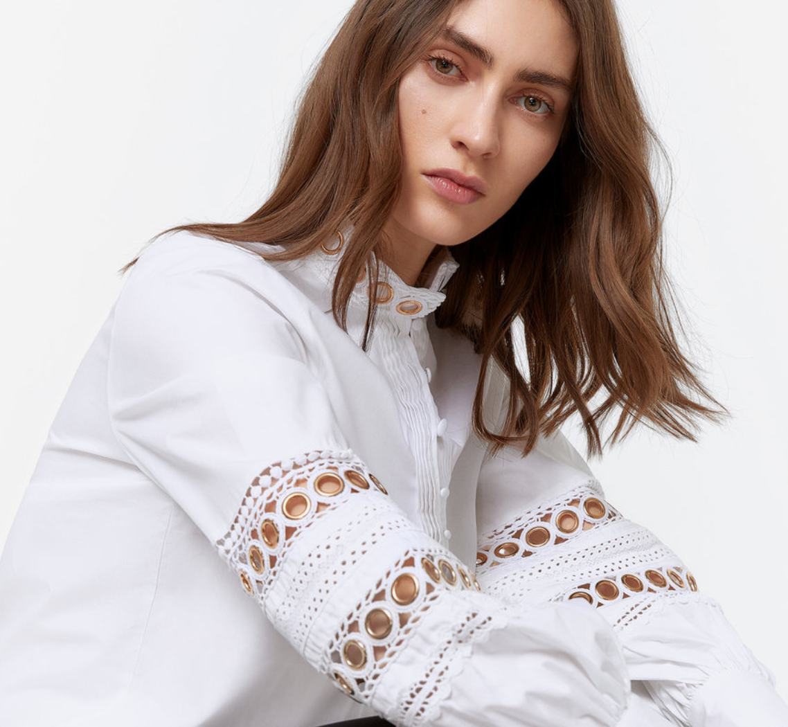 La camisa blanca bordada joya de Uterqüe inspirada el estilo icónico de