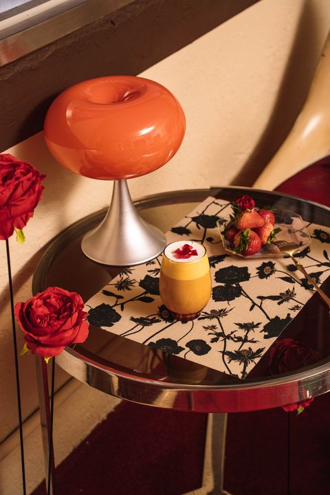 台北復古茶店lingday sofa打造「整桌花海」！玫瑰裝置ig打卡必拍、特調奶霜＋限定餐墊超浪漫