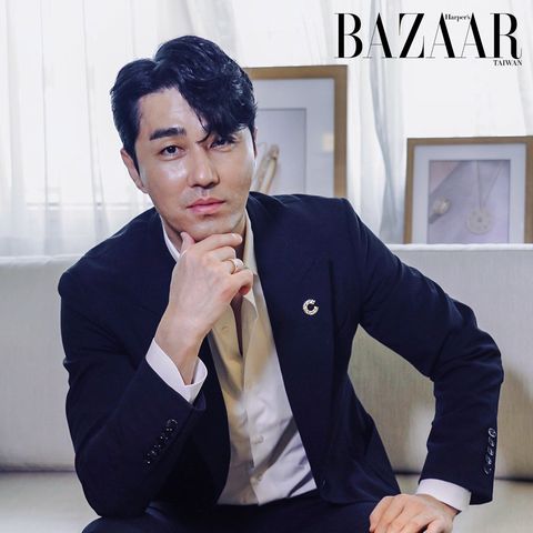 Forehead, Suit, White-collar worker, Cool, Formal wear, Sitting, Album cover, Black hair, Blazer, Outerwear, 