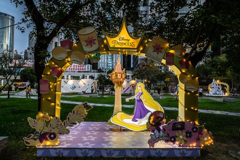 新北市政府將板橋萬坪公園打造為「迪士尼公主的童話森林」，搭建了一座座動畫裡的夢幻場景，更設立了主題快閃店，販售了超過千樣經典卡通人物的周邊商品。