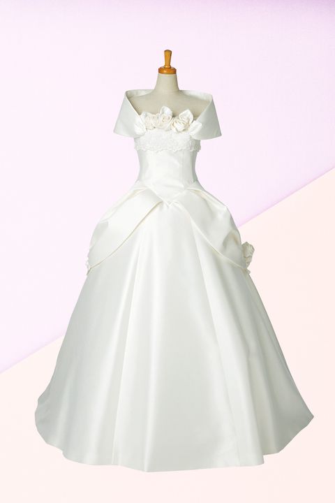 「エマリーエ ウエディングドレスサロン」の胸元のローズモチーフとケープカラーが特徴のaラインドレス