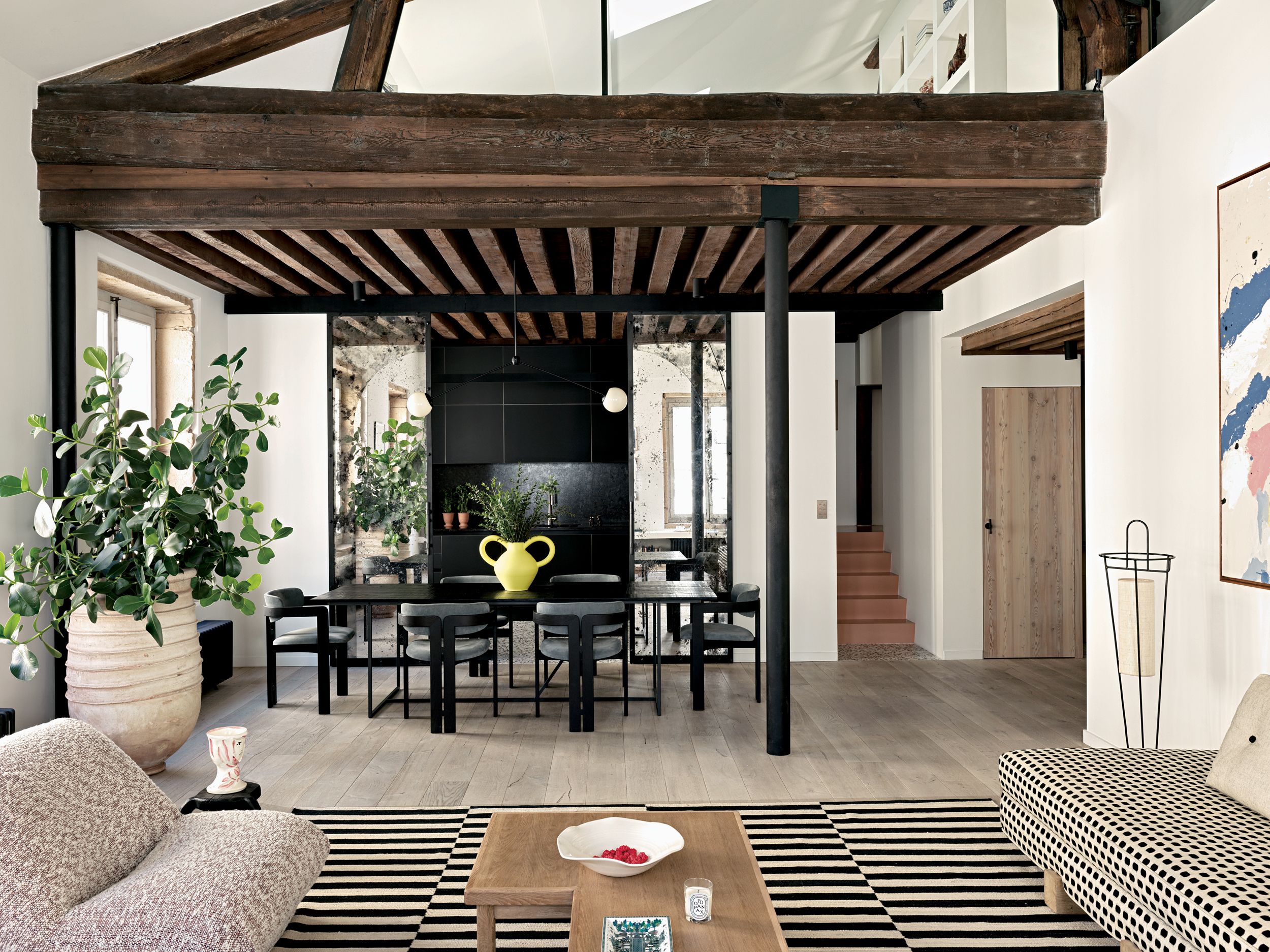 リノベーションで家族の記憶を継承した、パリのアパルトマン ELLE DECOR [エル・デコ]