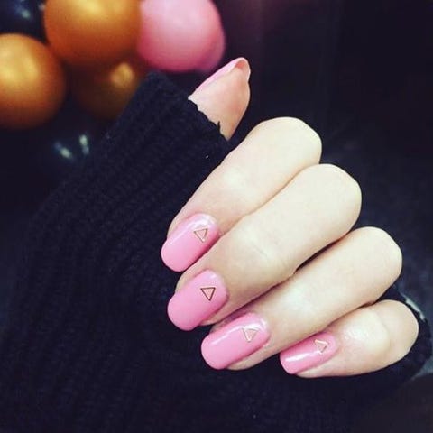 今がネイルチェンジのタイミング 桜ピンクとワインレッドのネイルデザイン46 ビューティ Elle エル デジタル 今がネイルチェンジのタイミング 桜ピンクとワインレッドのネイルデザイン46 ビューティ Elle エル デジタル