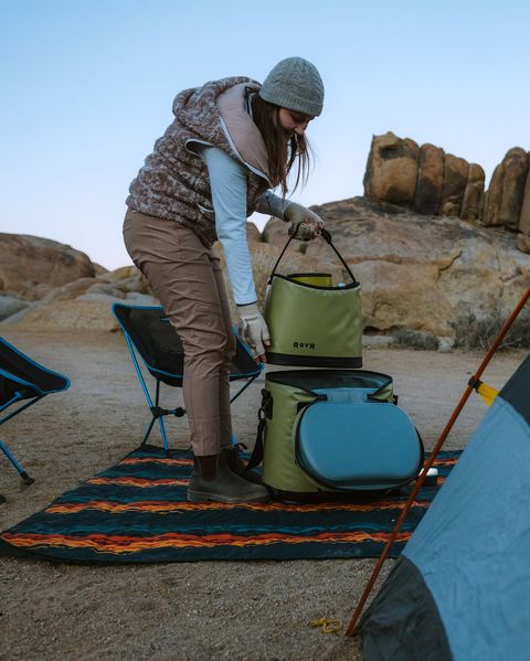 woman using tovr travelr™ 30 cooler