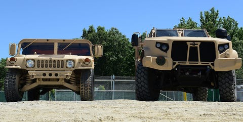 un humvee y un vehículo táctico ligero conjunto se exhiben para comparar el tamaño en la base conjunta langley eustis, va, 2 de mayo de 2017, líderes senior de la prueba de entrenamiento del ejército y doctrina del comando estadounidense condujeron el vehículo a través de una de las áreas de entrenamiento de fort eustis para experimentar nueva suspensión y sensación general del vehículo fuerza aérea de EE. UU. sargento teresa j cleveland