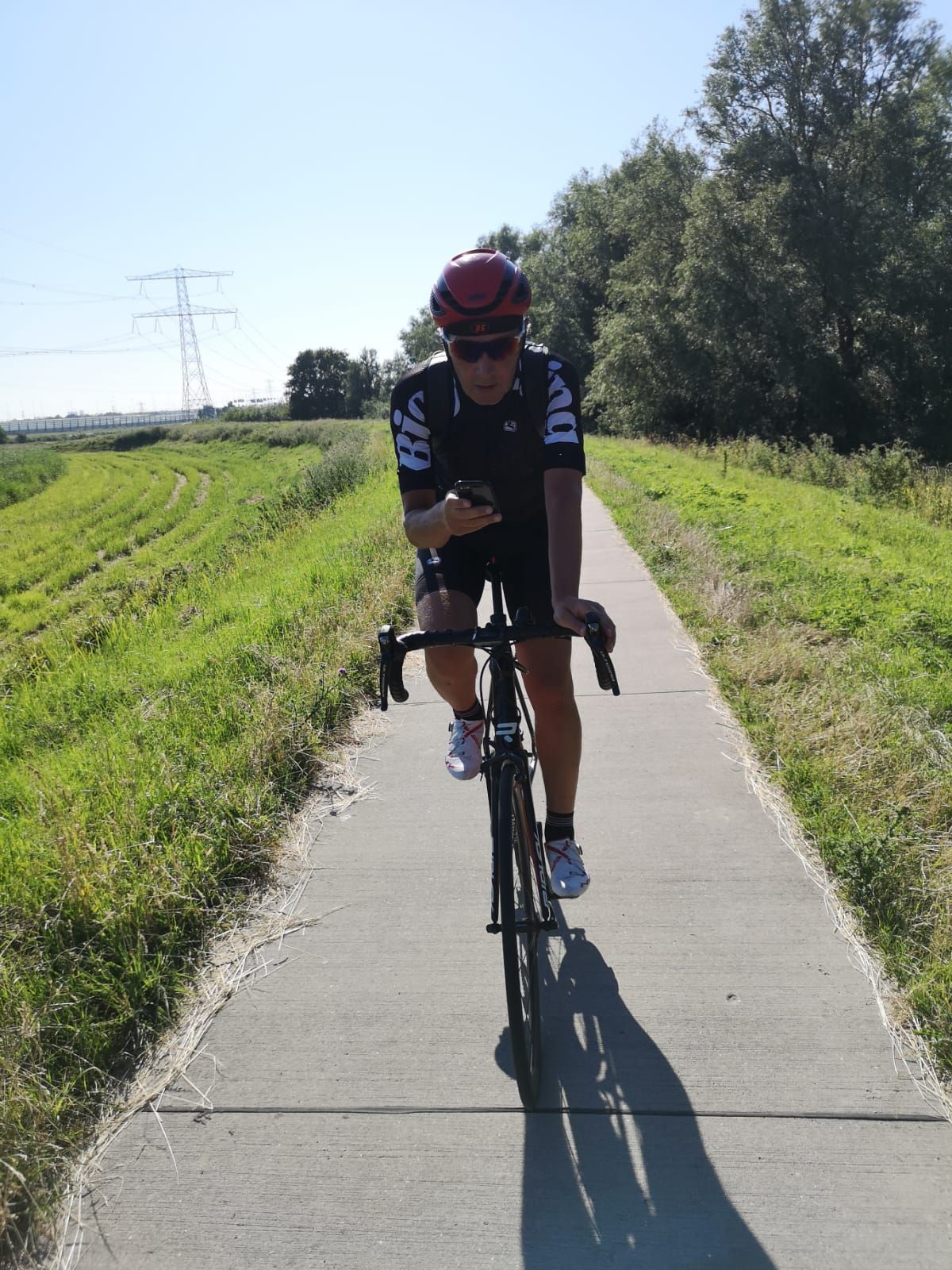 wastafel Kabelbaan Sleutel Bellen, appen en fotograferen op je fiets verboden - Bicycling
