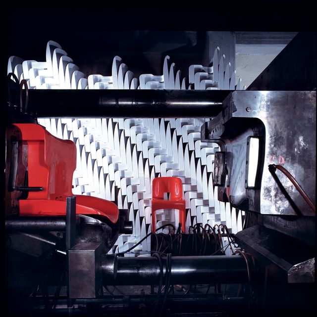 fase di produzione della sedia “universale”, 1967