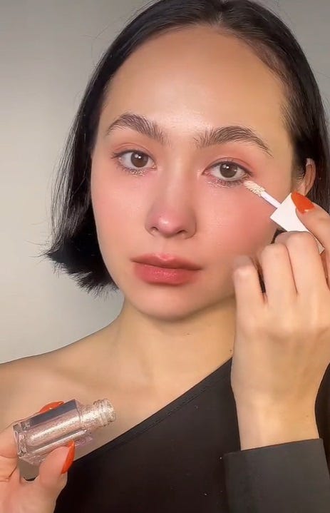 火红色的“哭妆”是新的时尚，还有腮红＋亮片眼影营造出一种可悲的天真感激的保护欲!
