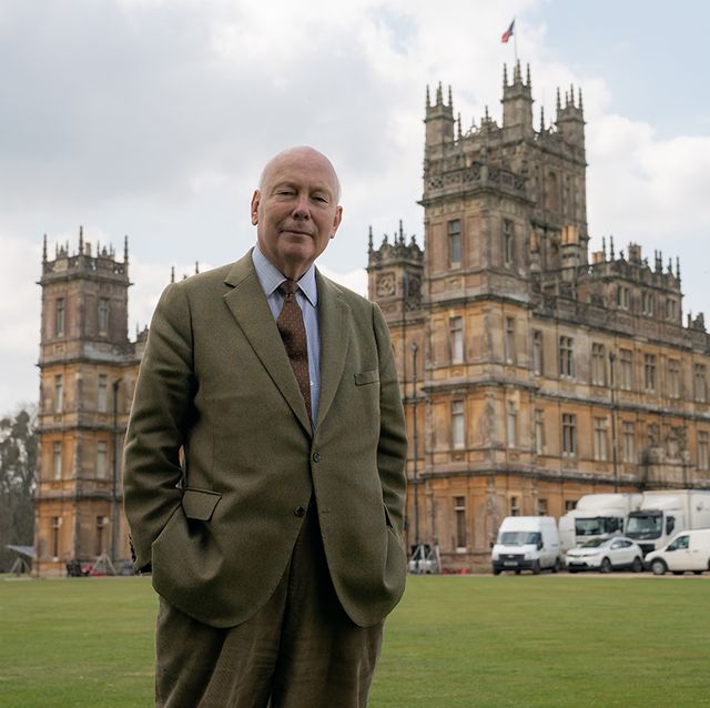 4178d00800243rc2downton abbey series creator and screenwriter julian fellowes on the set of downton abbey a new era, a focus features release  credit ben blackall  © 2022 focus features llc
