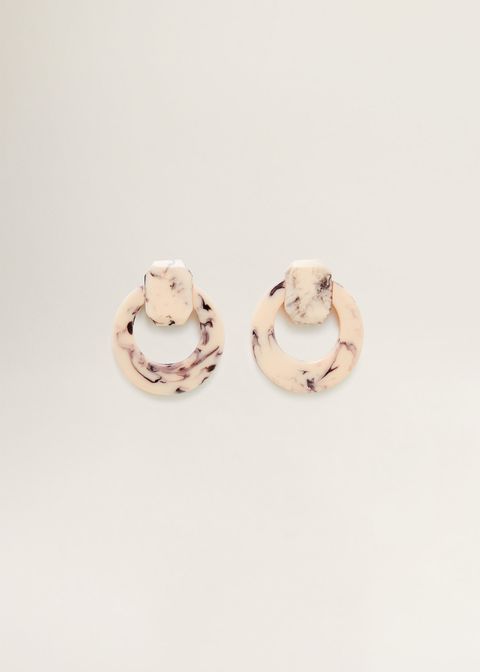 Beige, Circle, Natural material, Serveware, Ring, Still life photography, Ball, Body jewelry, 