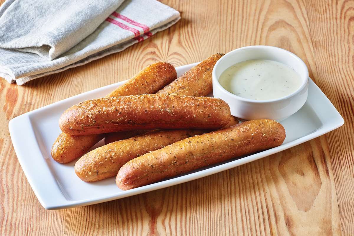 We Tried Applebee S New Breadsticks Here S How They Compare To