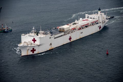 La misericordia de USNS sale de Yokosuka