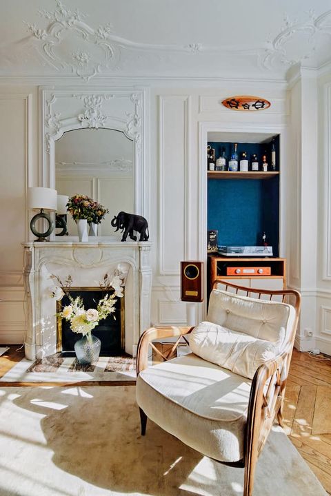 woonkamer van airbnb in parijs bij eiffeltoren met een schoorsteenmantel en fauteuil