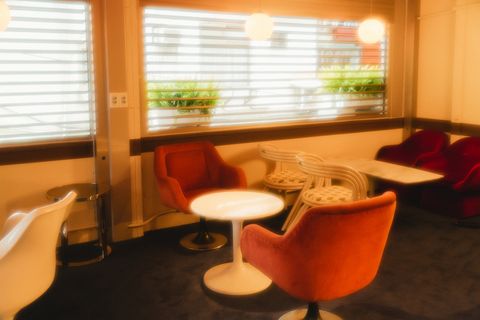 迷幻復古咖啡廳！超時髦新據點「lingday sofa」用霓虹燈、絨布沙發，帶你穿越時光回到70年代