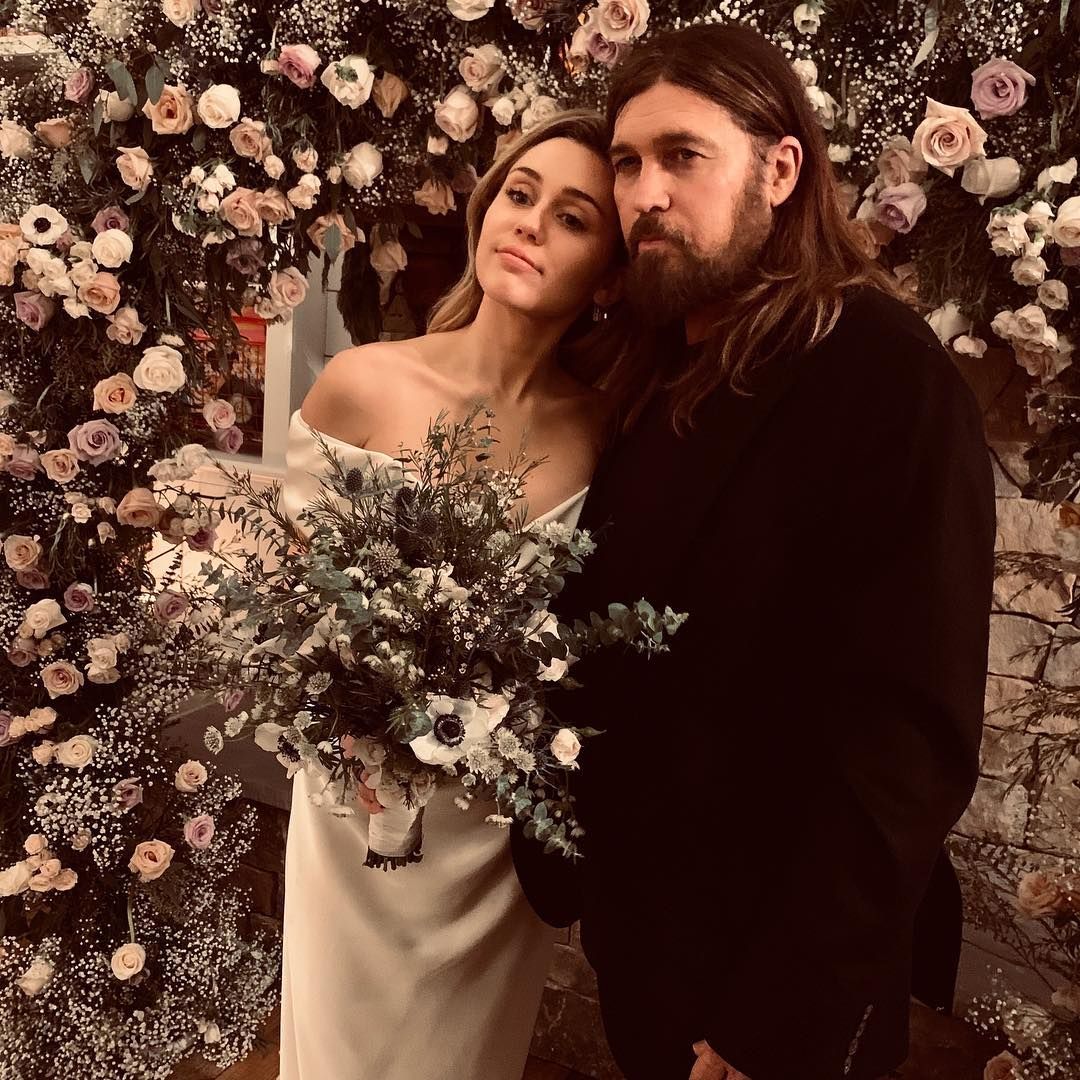 Las fotos de la boda de Miley Cyrus y Liam Hemsworth que no habías visto -  El padre de 'Hannah Montana' reaparece