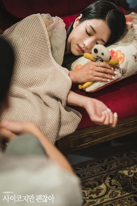 藉由《雖然是神經病但沒關係》目前當紅人氣，韓國品牌將劇中出現的惡夢娃娃「網太」，以及患有自閉症的文尚泰歐爸隨身攜帶的「劍龍娃娃」製成實體周邊！