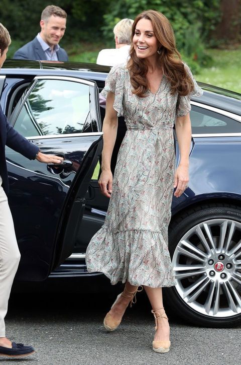 hombro vamos a hacerlo mayoria Kate Middleton podría tener vestido largo y alpargatas ideales para verano