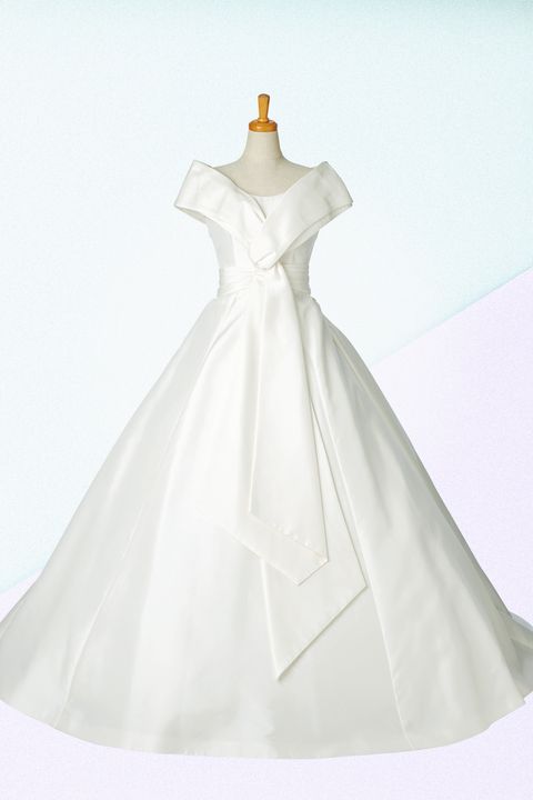 ケープのデザインが特徴の「ユミカツラ オートクチュールフォー レンタル」のドレス